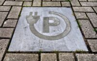 Elektriske biler og serviceeftersyn – hvad er forskellen?